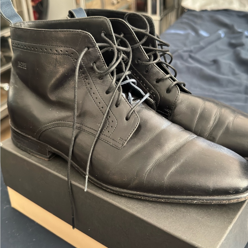 Hugo Boss Men's black leather chukka ankle logo lace up boots Sz 8